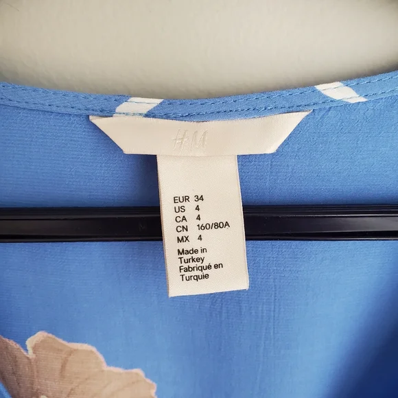 H&M Blue Floral Wrap Cropped Long Sleeve VGUC Blouse Sz 4/Small - Picture 3 of 9